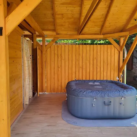 Cseresznyes Vendeghaz דירה