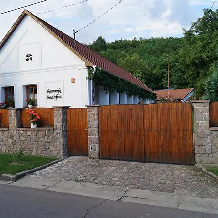 Cseresznyes Vendeghaz * Szomolya